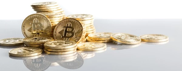 Monedas doradas con el logo de Bitcoin.