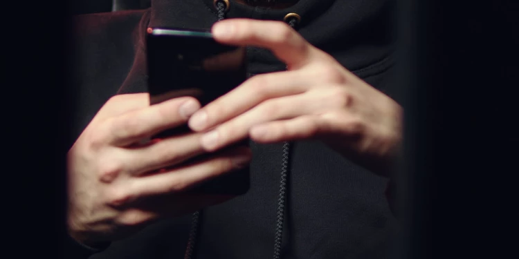 Mano de una persona sosteniendo un celular